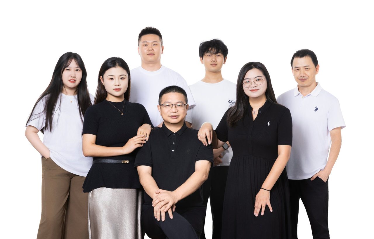 陈利兵与兴乡网络核心团队合影